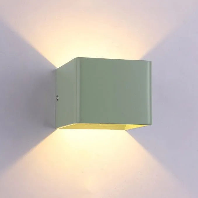 Würfelförmige Wandleuchte fürs Schlafzimmer