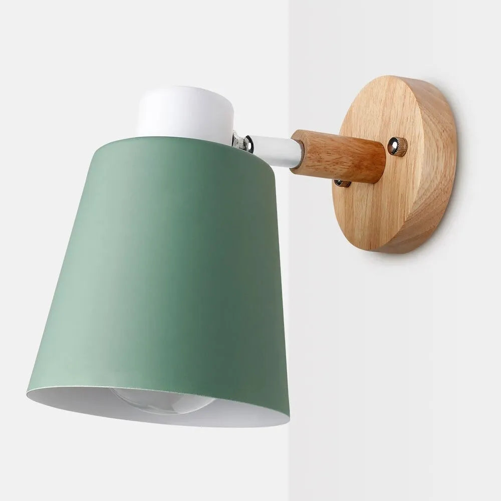 Moderne Wandleuchte aus Holz
