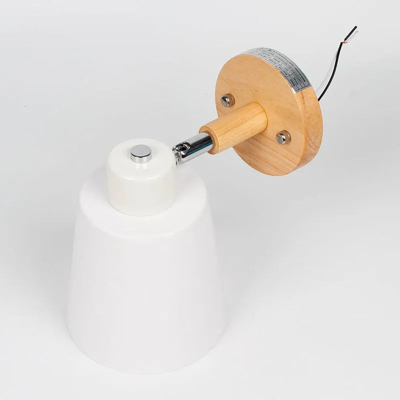 Moderne Wandleuchte aus Holz