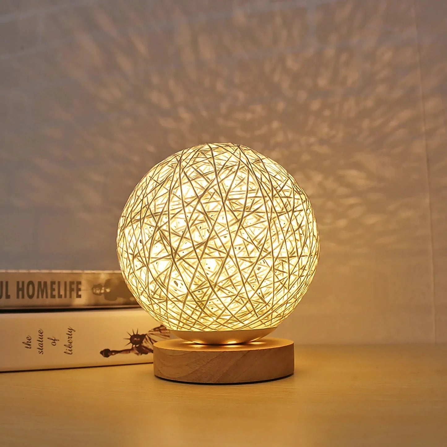 Nachttischlampe Rattan Kugel