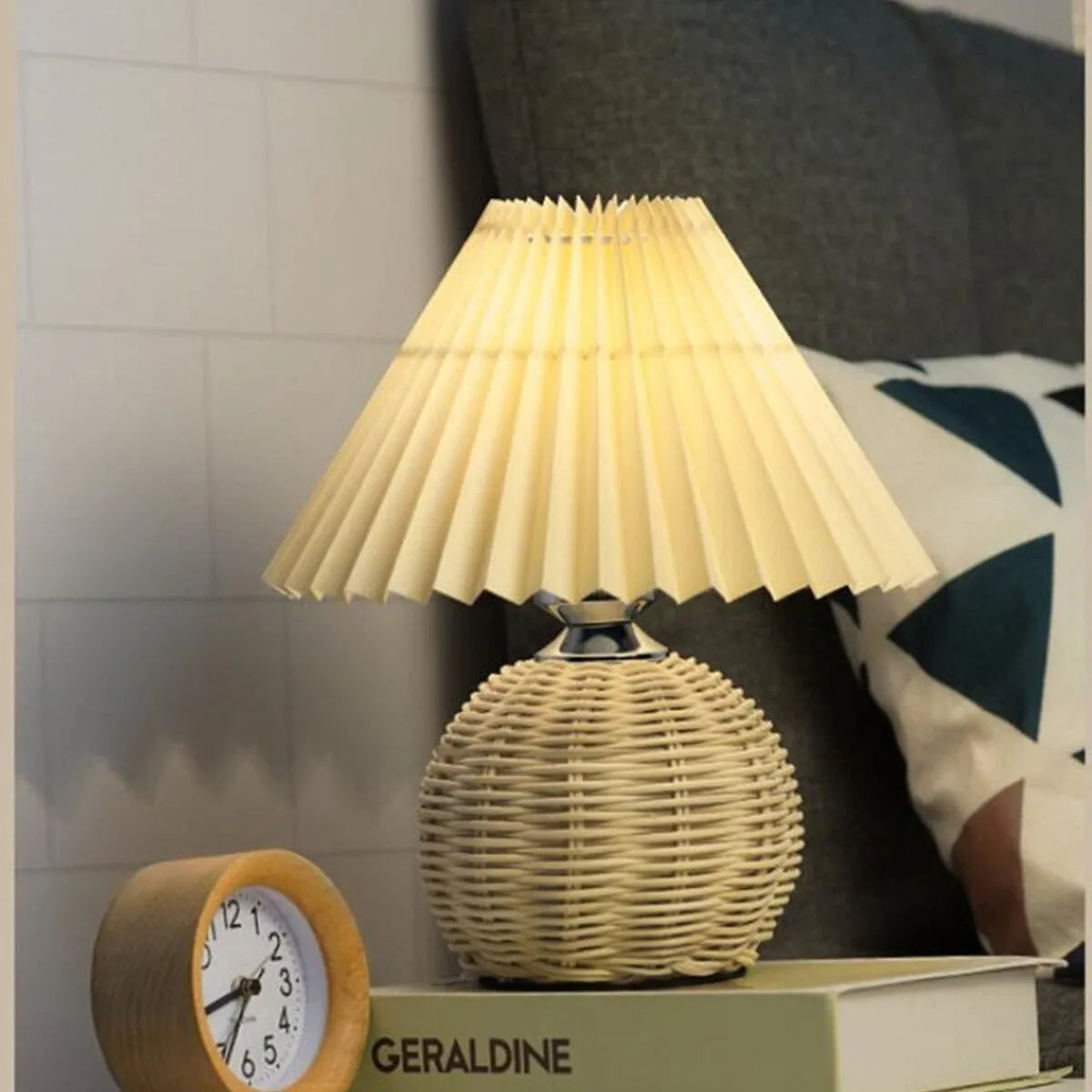 Nachttischlampe aus geflochtenem Rattan.