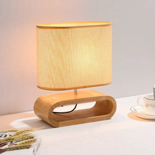 Nachttischlampe aus nordischem Holz