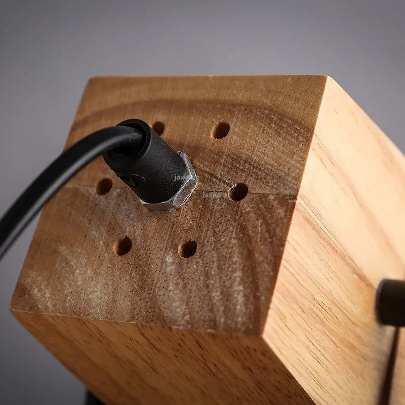 Nachttischlampe aus verstellbarem Holz