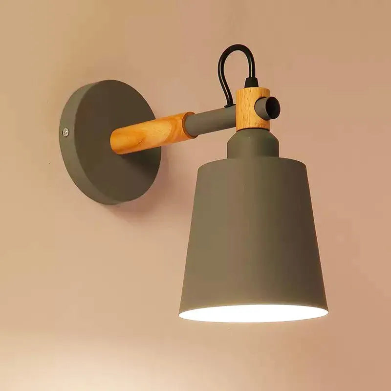 Nordische Wand-Nachttischlampe aus Holz