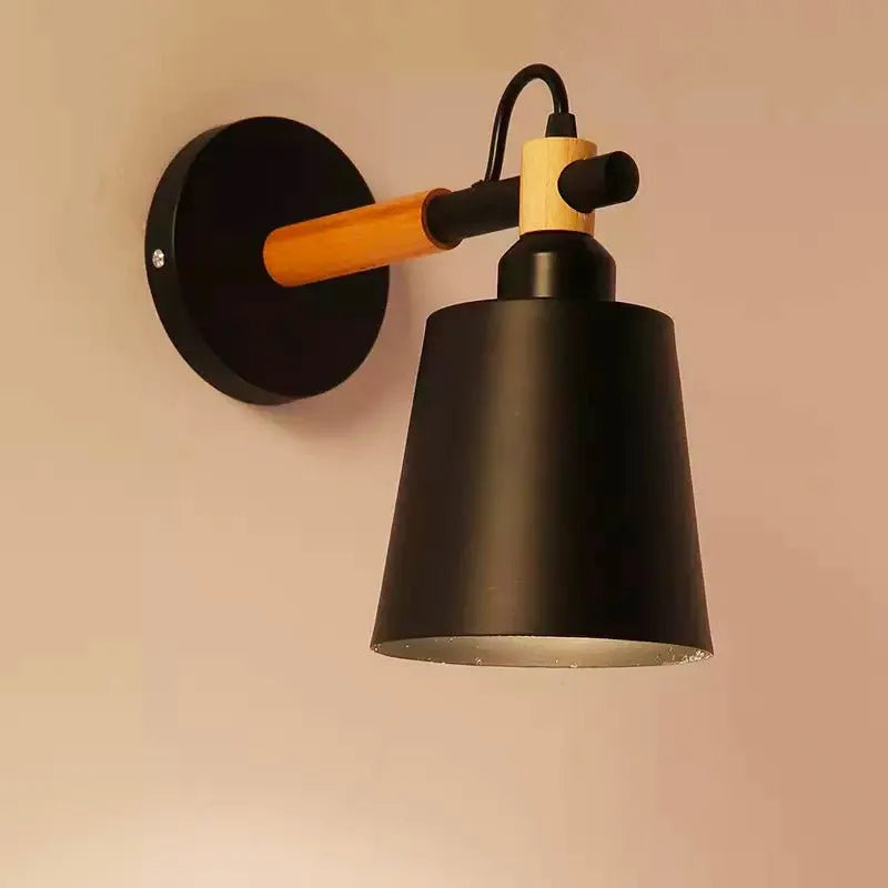 Nordische Wand-Nachttischlampe aus Holz